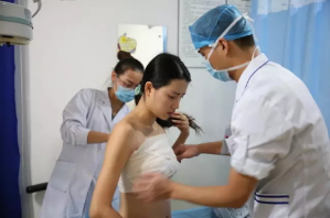 上海時(shí)光整形醫(yī)院何晉龍醫(yī)生做假體隆胸怎么樣？附案例對(duì)比圖
